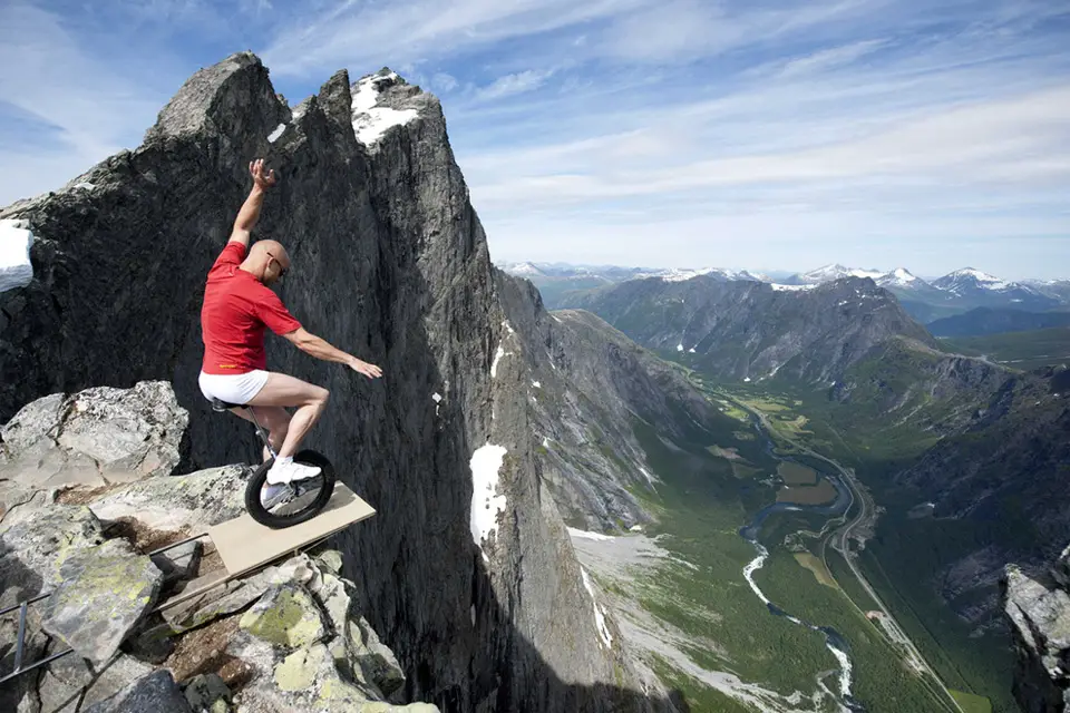 Роскошные пейзажи Норвегии - Страница 30 5balancing-on-the-edge-of-1000ft-cliff-in-norway