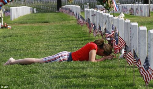 Stranger keeps secretly visiting soldier’s grave, when mom finds out ...