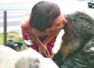 Woman sees homeless man every day: Piece of paper she shared online about him reveals his true identity and brings him to his family