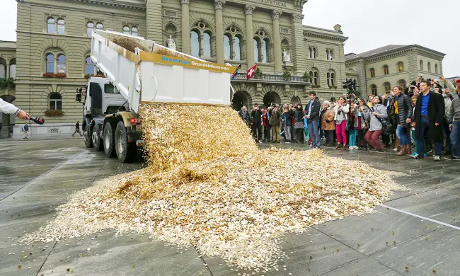 Switzerland’s planning to give everyone 2,000 francs a month — even if they don’t work... Switzerland’s planning to give everyone 2,000 francs a month — even if they don’t work...