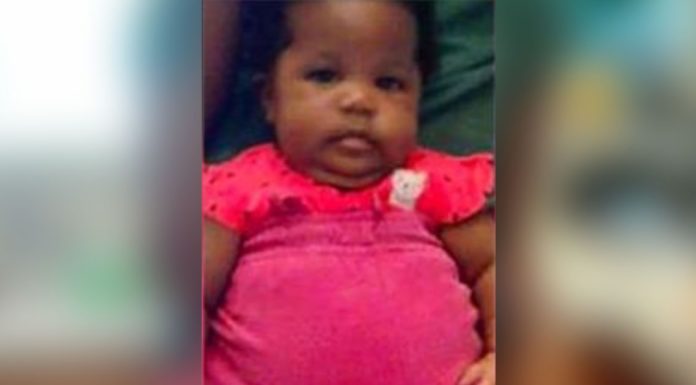 Mom leaves her baby with a teenager for a few minutes: seconds later she gets a picture and breaks down