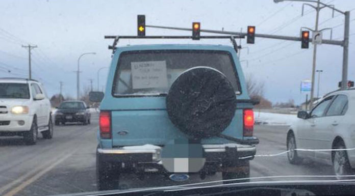 Frustrated mom stuck behind slow car: Then she sees note in the window that changes everything