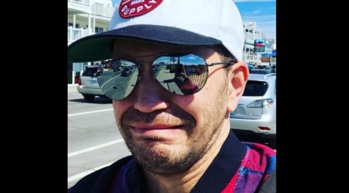 Singer Has Heartfelt Interaction After Paying Strangers’ Tab