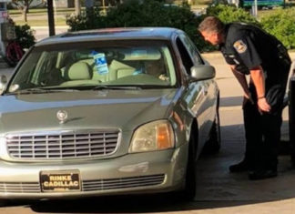 Cop Intervenes After Watching Elderly Woman’s Predicament