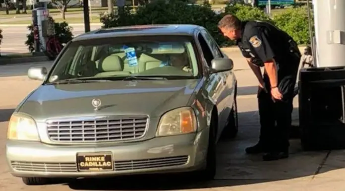 Cop Intervenes After Watching Elderly Woman’s Predicament