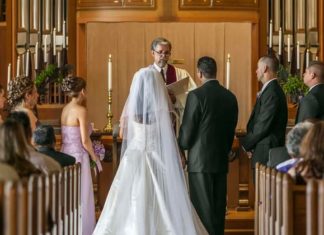 Brave bride reads cheating groom’s texts to another woman instead of her vows at the altar