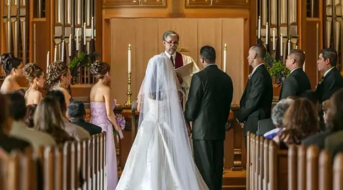 Brave bride reads cheating groom’s texts to another woman instead of her vows at the altar