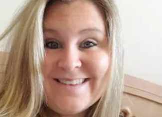 Breastfeeding Mom Sues Texas RoadHouse After Manager Tries to Cover Her With Napkin