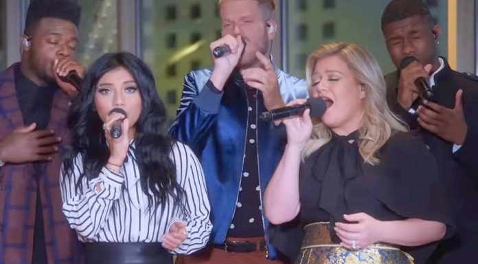 Kelly Clarkson And Pentatonix Join Together For Christmas Performance