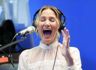 Jennifer Nettles’ Sings Moving Christmas Medley