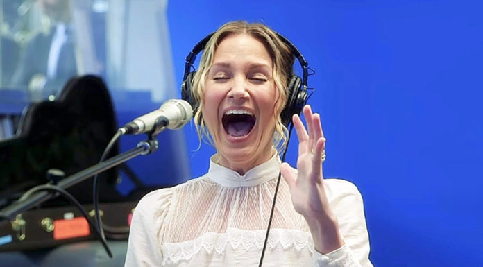 Jennifer Nettles’ Sings Moving Christmas Medley