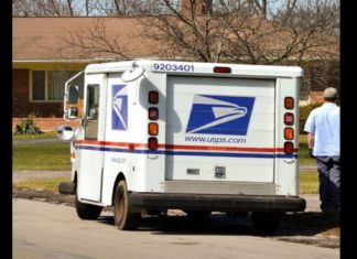 Man Snaps a Photo of the Postal Worker’s Act In His Neighbor’s Yard and it Goes Viral