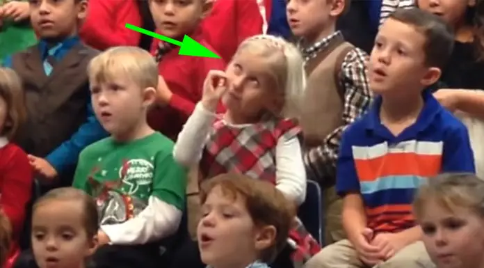 5-yr-old girl sings and signs Xmas song at holiday concert for her deaf parents