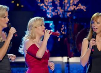 Kelly Clarkson Joins The Stage With Trisha Yearwood And Reba McEntire