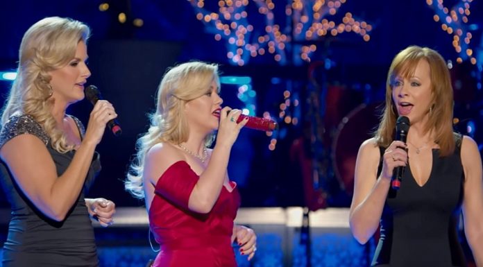 Kelly Clarkson Joins The Stage With Trisha Yearwood And Reba McEntire