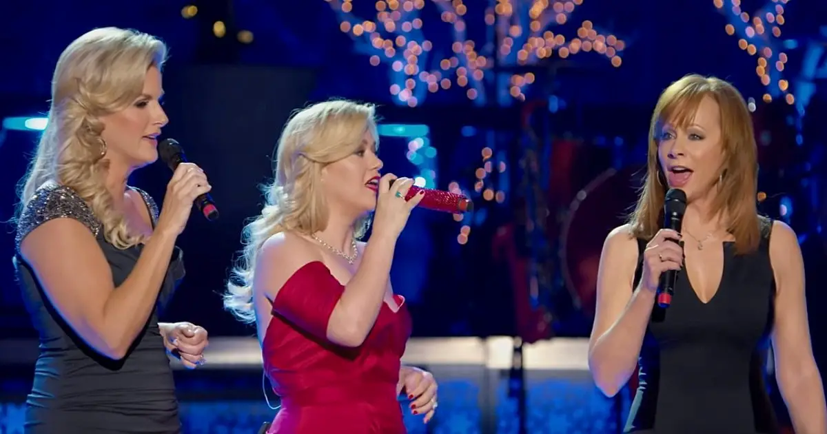 Kelly Clarkson Joins The Stage With Trisha Yearwood And Reba McEntire