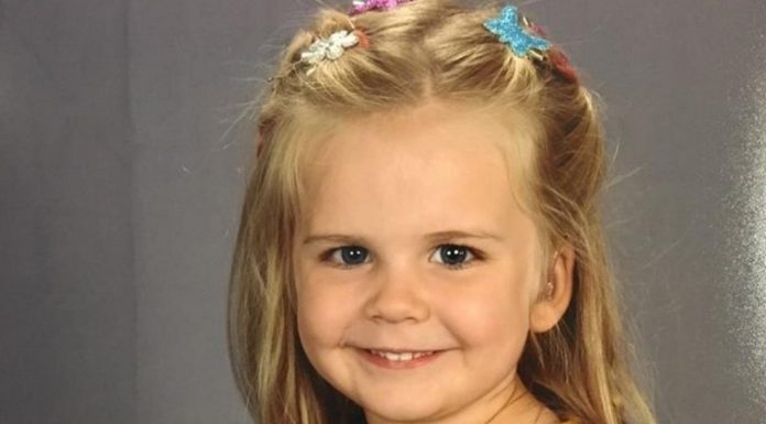 Dad lets his 3-yr-old daughter pick her own outfit for class picture day