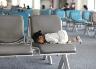 7 Strangers Just Showed the World What to Do When Another Mom’s Kid Has a Public Meltdown