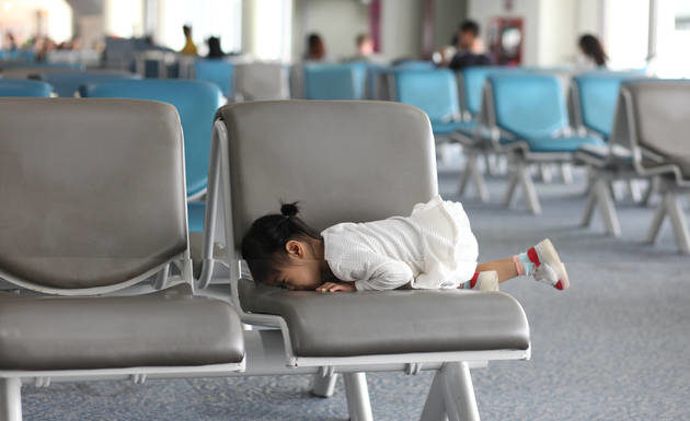 7 Strangers Just Showed the World What to Do When Another Mom’s Kid Has a Public Meltdown