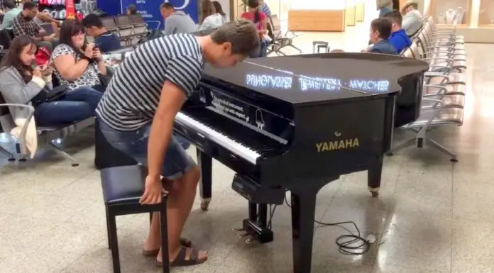 Bored Passengers Get Treated To An Unexpected Musical Performance