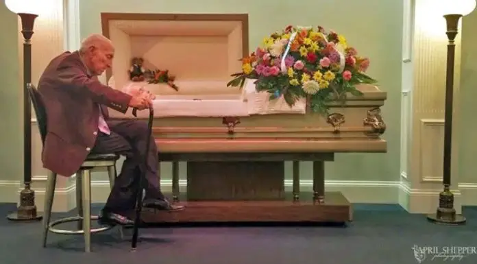 Old man looks at wife of 59 years and says “I know you can’t hear me, but I love you”