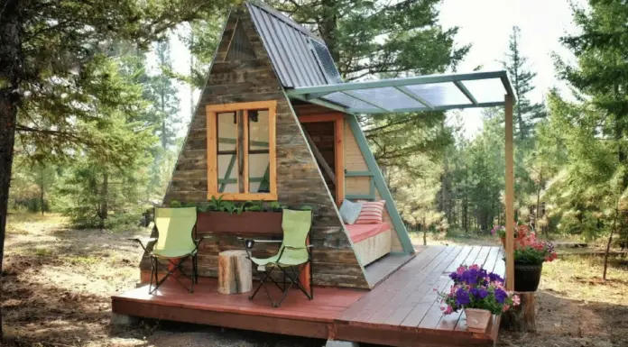 Creative couple builds adorable 80-square-foot guest house – They did it with just $700