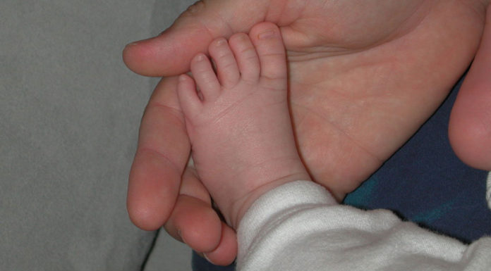 Understand what happens to babies when you keep them barefoot