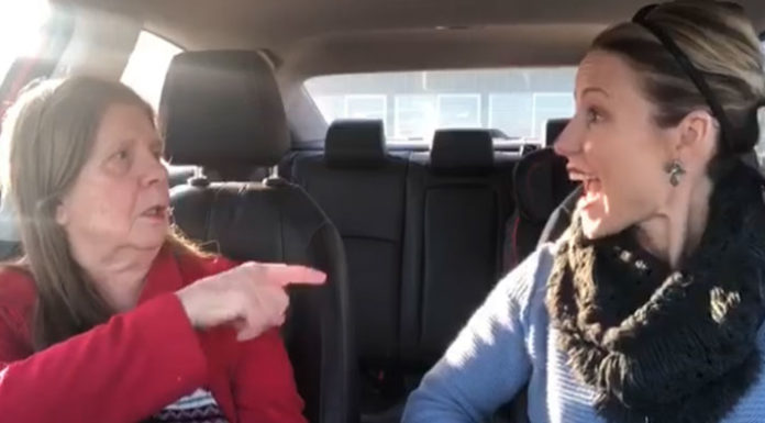 Daughter films moment mom with dementia remembers her