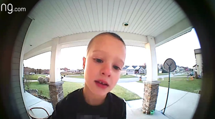 Internet cracking up over clever boy’s call for assistance