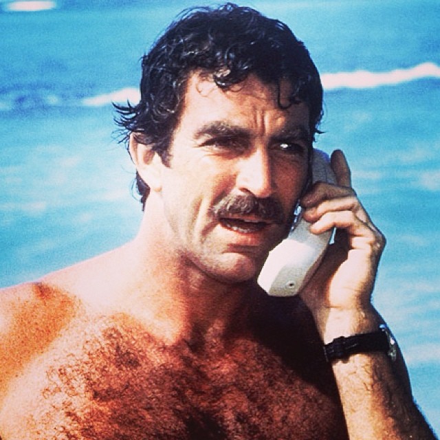 Tom Selleck ditches his trademark mustache and looks unrecognizable