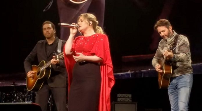Kelly Clarkson’s husband sneaks up behind her during concert