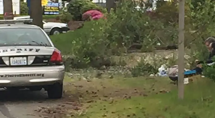 Man and fiancee snap photo of cop, reveals officer’s secret rendezvous on side of road