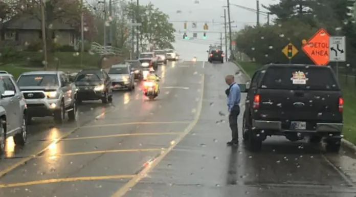 Woman Captures Stranger’s Selfless Act of Respect in Pouring Rain as Funeral Procession Passes