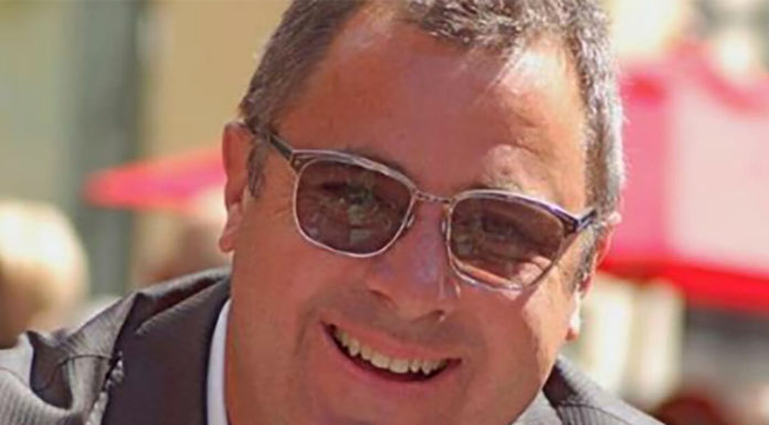 Country music star Vince Gill told to not mention Jesus – his response causes a standing ovation