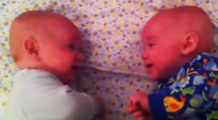 Mom films her twins in bed – they suddenly start ‘talking’ to each other