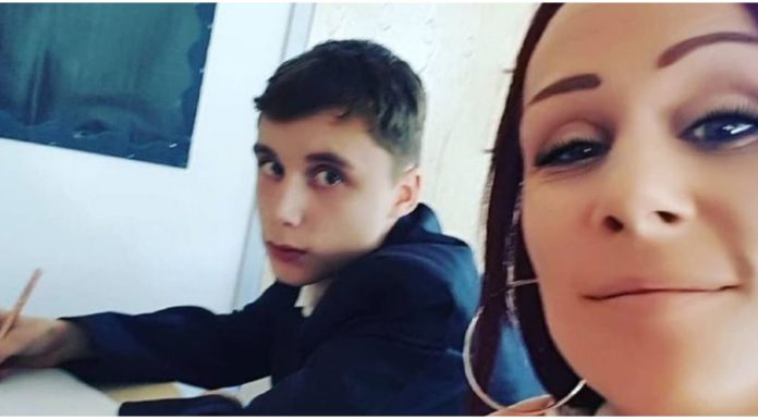 Clever mom sits next to rude son in class to teach him a lesson