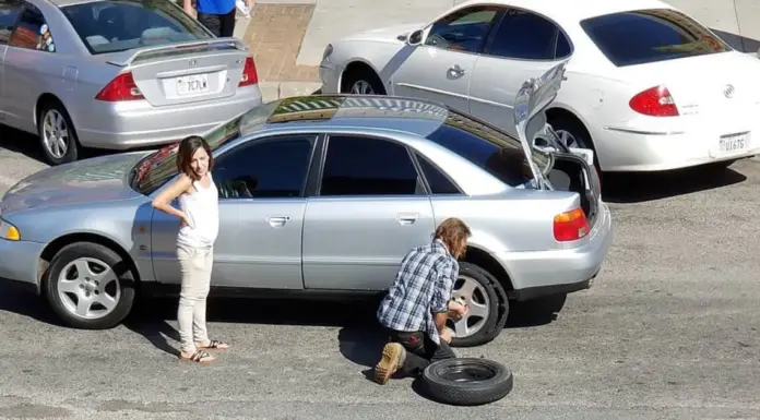 Everyone ignores desperate woman who needs help with flat tire except for one homeless man