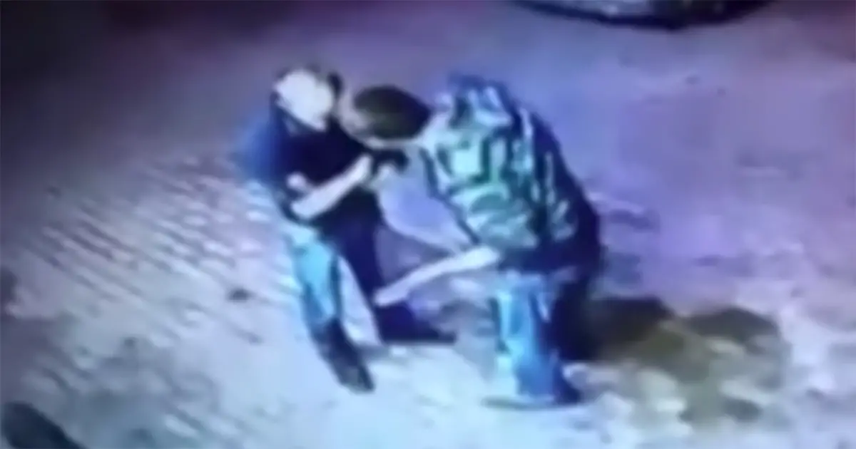 Thieves try to mug an elderly man – seconds later they get what they ...