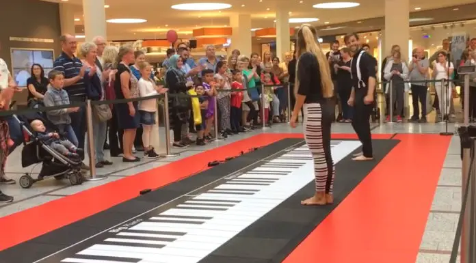 Duo’s Floor Piano Playing Draws Enthusiastic Crowd