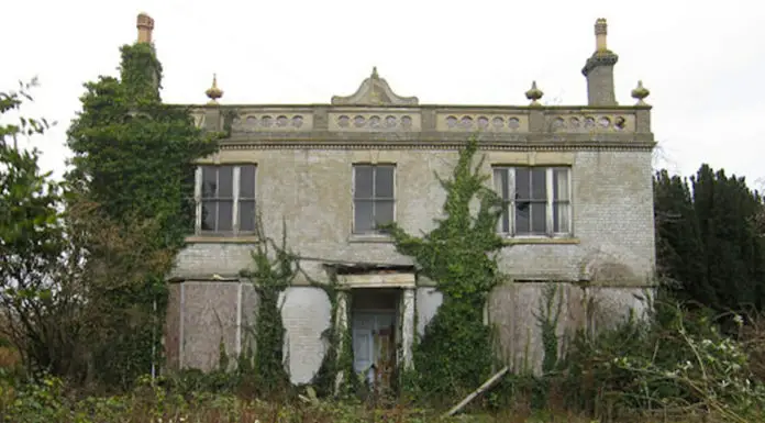 Man comes across abandoned but perfectly preserved mansion while exploring the forests of France