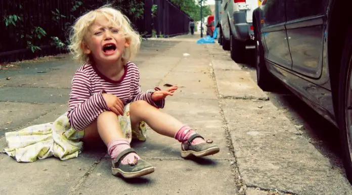 Cruel mother and her boyfriend abandon her 6-year-old daughter in the middle of the street and throw her clothes through the window before they drive off