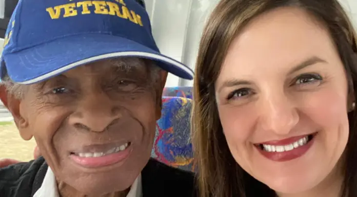 Worker at a living facility steps in to be elderly man’s “daughter” during the last months of his life