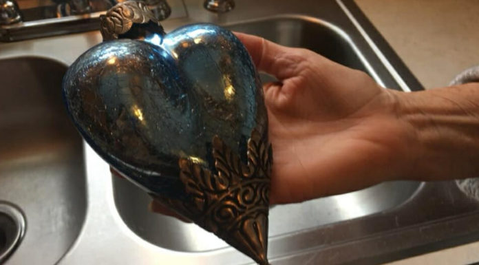 Woman finds perfect ornament for $2 in thrift shop, turns out it is urn with ashes
