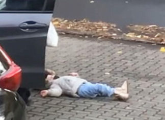 Two-year-old has a tantrum and refuses to get off the ground – Dad handles the situation perfectly