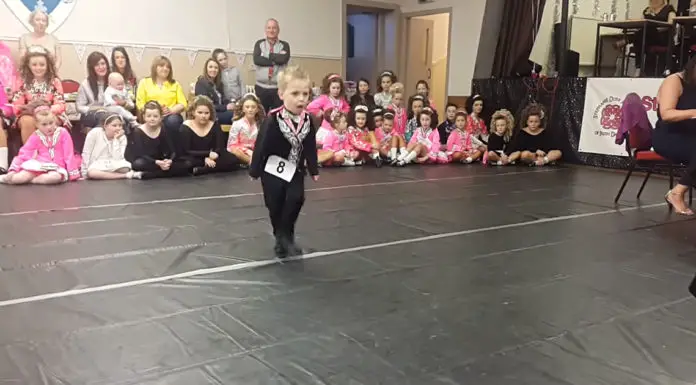 4-year-old Irish dancer takes the dance floor and performs to perfection