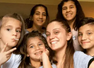21-year-old girl is raising her 5 siblings on her own after both their parents die of cancer