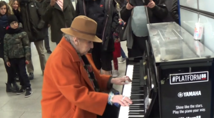 Elderly lady stuns passersby with her incredible piano-playing skills