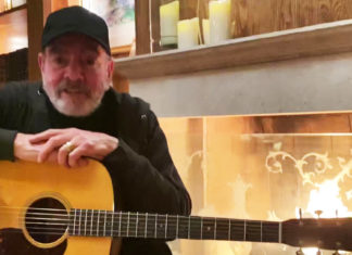 Neil Diamond changes lyrics to “Sweet Caroline” to promote steps against the coronavirus