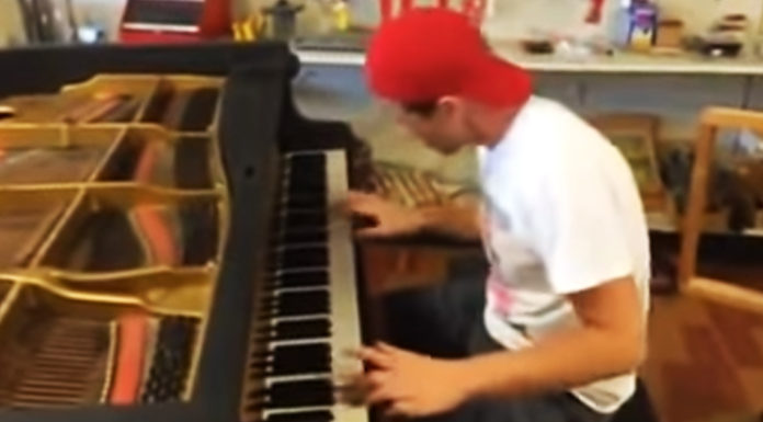 Man enters hardware store and starts playing the piano – Millions are left speechless by his skills