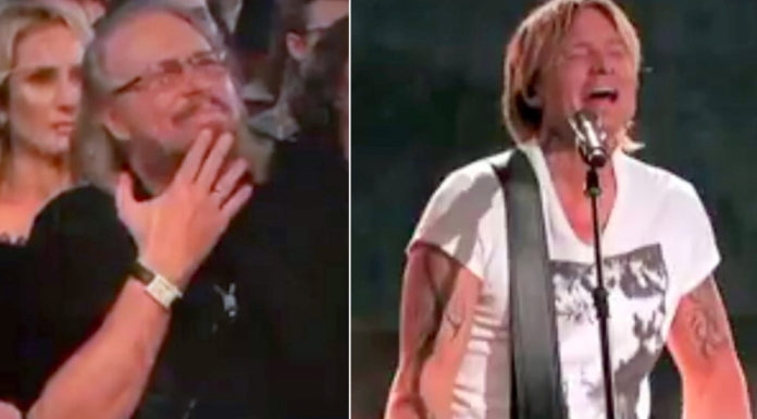 Keith Urban performs an incredible Bee Gees cover – The original singer is brought to tears